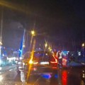 Udes u Borči: Automobil preprečio kolovoz, policija na terenu
