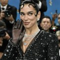 Dua Lipa tuži Samsung za 13,9 miliona evra: "Kupio televizor samo što je Dua na njemu"