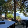 Kamena kuća sa 10.000 kvadrata zemljišta i pogledom na more na prodaju: Novi vlasnik može da gradi čak i hotel, plaža na 230…