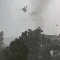 (Video) "Čupa drveće, nosi krovove": Oluja nosila sve pred sobom u Nemačkoj, žena poginula na mestu