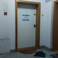 "Играо је те крваве игрице, био је намрштен стално" Иза ових врата је син убио мајку у Новом Саду, комшије откриле да се жена…