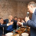 Dodik se nakon izbora uhvatio mikrofona, zapevao i Lepu Brenu (VIDEO)