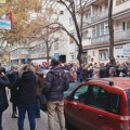 „Sve ovo postaje nesnošljivo“: Protest Unije sindikata prosvetnih radnika Niša zbog političke zloupotrebe prosvete i…