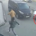 Namerno pregazio čoveka, pa ga vukao 10 metara po ulici Ljudi bežali od pomahnitalog vozača (uznemirujući video)