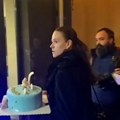 Sestra Slobe Radanovića stigla na njegovu svadbu: Mirjana nosi tortu, sve vreme bez osmeha (video)