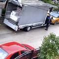 (Video)Nečuveno: U sred Kragujevca bez pardona ukrao novčanik iz kola. Vlasnik zatečen.