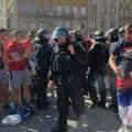 Policija upala među srpske navijače zbog baklji, mučila se da ih ugasi, a onda su dobili pesmu na nemačkom