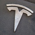 Tesla opozvala oko 239.000 vozila zbog potencijalnih problema sa zadnjom kamerom