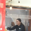 (Paparaco) "akcija: 1.290 dinara" Nataša Rodić na Kalemegdanu prodaje burgere, štand prepun mušterija