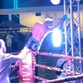 Užas u ringu! Bokser proslavljao pobedu, pa ga spržila struja! Uhvatio se za stub i onda se srušio! Jeziv snimak obišao…