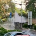 (Video) Gejzir u Bloku 29! Voda šikljala na sve strane i poplavila ulice: Pukao hidrant, nastao potpuni haos