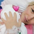 (Foto) porodila se pevačica Milena Vučić: U četvrtoj deceniji rodila bliznakinje: Prva slika iz porodilišta