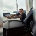 (Video) Naš poznati pevač pere šoferšajbnu na pumpi: Daju mu bakšiš od 10 evra, odmah objavljen snimak