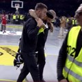 VIDEO Pogledajte kako su Karlika Džonsa izneli sa terena: Prve informacije su zaledile navijače Partizana