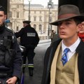 (Foto): Svi se pitaju ko je čovek sa šeširom ispred Luvra nakon pljačke: Misteriozni muškarac koji izgleda kao detektiv iz…