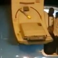 Putnici iskaču iz aviona! Nije bilo stepenica, pa su sami krenuli napolje, snimak za nevericu