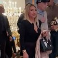 Jovana Jeremić stigla na boks meč svog dečka: Voditeljka grmi u Beču, ušetala u hotel od glave do pete u crnom