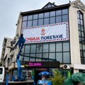 „Srbija pobeđuje“: Nakon akcije pored državnog puta, transparent osvanuo i na tržnom centru