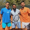 FOTO Đoković raširio osmeh: Evo kako se priprema za Rolan Garos, Argentinac mu se poklonio
