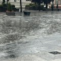 Snažno nevreme popodne pogodilo Loznicu, ulice pod vodom