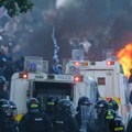 Vatra i bes! Ne prestaje haos u Belfastu: paljevine na sve strane, leteli molotovljevi kokteli i gumeni meci!