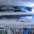 Zamrzivač vam "guta" struju jer zaleđen: Premažite unutrašnjost ovom namirnicom i rešite se leda zauvek