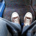 Ova država uvodi paprene kazne za podizanje nogu na sedište u autobusu i slušanje glasne muzike u javnom prevozu