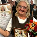 (Foto, video) Deca skandirala njeno ime, aplauz odzvanjao hodnikom: Omiljena školska kuvarica iz Mionice otišla u penziju…