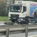 Užas na autoputu kod geneksa Motociklista oboren na zemlju, zadobio teške povrede (foto)