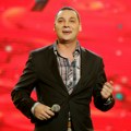 Pevač ima privatan biznis, a šeta pijacom: Darko Filipović ponosno pokazao “Versaće” košulju od šest evra (FOTO)