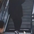 Izbegla smrt za dlaku, kamere sve snimile Ženu progutale pokretne stepenice (video)