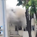 (VIDEO) Požar na Karaburmi: Eksplodirala klima u stanu, dim kulja iz prozora
