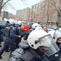 Opozicija blokirala MUP u Novom Sadu: Policajci izleteli iz zgrade, guranje i koškanje ispred ulaza (foto, video)