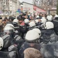 Opozicija blokirala MUP u Novom Sadu: Traže sastanak sa načelnikom, počelo koškanje sa policijom (foto)