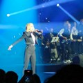 Jelena Rozga započela spektakularan koncert u Sava Centru: Pevačica skinula i bacila sako, publika oduševljena