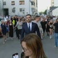 (VIDEO) Zbor Podbare bukom ispratio gradonačelnika Novog Sada, interventna ga sprovela do auta