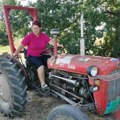 Jelena (47) i vozi traktor, ali i otvara kapiju: Žena "zmaj" iz sela Rajkovac ne staje, radi barabar sa mužem