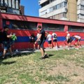 Napeto u Novom Sadu: Dve grupe građana se sukobile zbog iscrtavanja srpske zastave po zgradama (video)