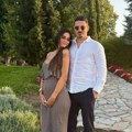 Posle Milice i Prije trudna i ova pevačica, saopštila lepe vesti: Pokazala dečka kojeg je dugo krila: "1+1=3"