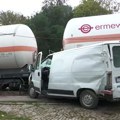 FOTO Sudar voza sa tečnim naftnim gasom i kombija u Smederevu: Nema povređenih
