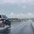 AMSS savetuje da se pažljivo vozi zbog povremene kiše, kao i magle ujutro i uveče