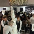 Ogromna torta, a devojke bacaju latice ruža: Kulminacija na svadbi Uroša Živkovića - prelep prizor oduševio goste (video)