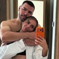 On go do pojasa puca od mušića, ona izvajana u bikiniju: Pevač javno rekao da bi prevario ženu, a nakon skandala pokazali kako…