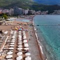Ležaljke i suncobrani besplatni posle 17 sati, ali samo za građane Crne Gore