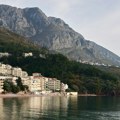 Crvene zastavice podignute na plažama u Crnoj Gori, kupanje zabranjeno. Pedijatri upozorili na simptome kod dece zbog lošeg…