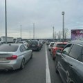AMSS: Pojačan intenzitet saobraćaja, duža čekanja putničkih vozila na graničnim prelazima