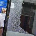 Kamenovan autobus gradskog prevoza u Novom Sadu, kamen prošao pored glave vozača (VIDEO)