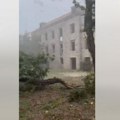 Vetar lomio sve pred sobom: Jezivi snimci iz komšiluka, oluja napravila ogromnu štetu (video)