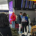 Хаос на аеродромима у Великој Британији: Хиљаде путника заглављено, проблем је на "националном нивоу"