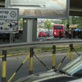 Pretrčavaju put i preskaču ogradu da dođu do stanice: Rizično ponašanje putnika na Autokomandi